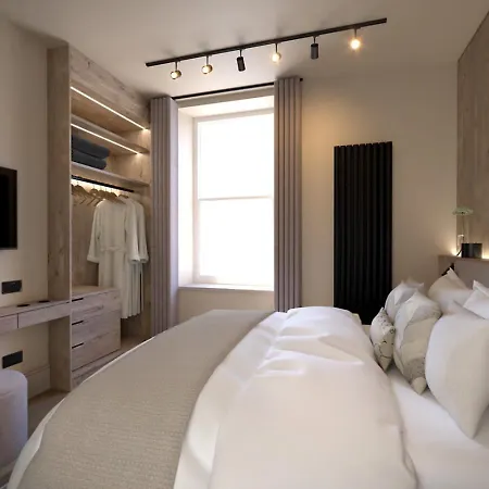 East Parade Collection, Courtyard 37a