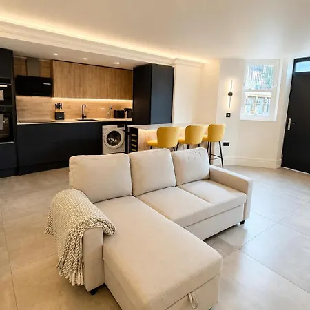 East Parade Collection, Courtyard 37a Харрогейт